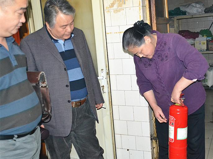 安全工作领导小组对各单位进行安全普查